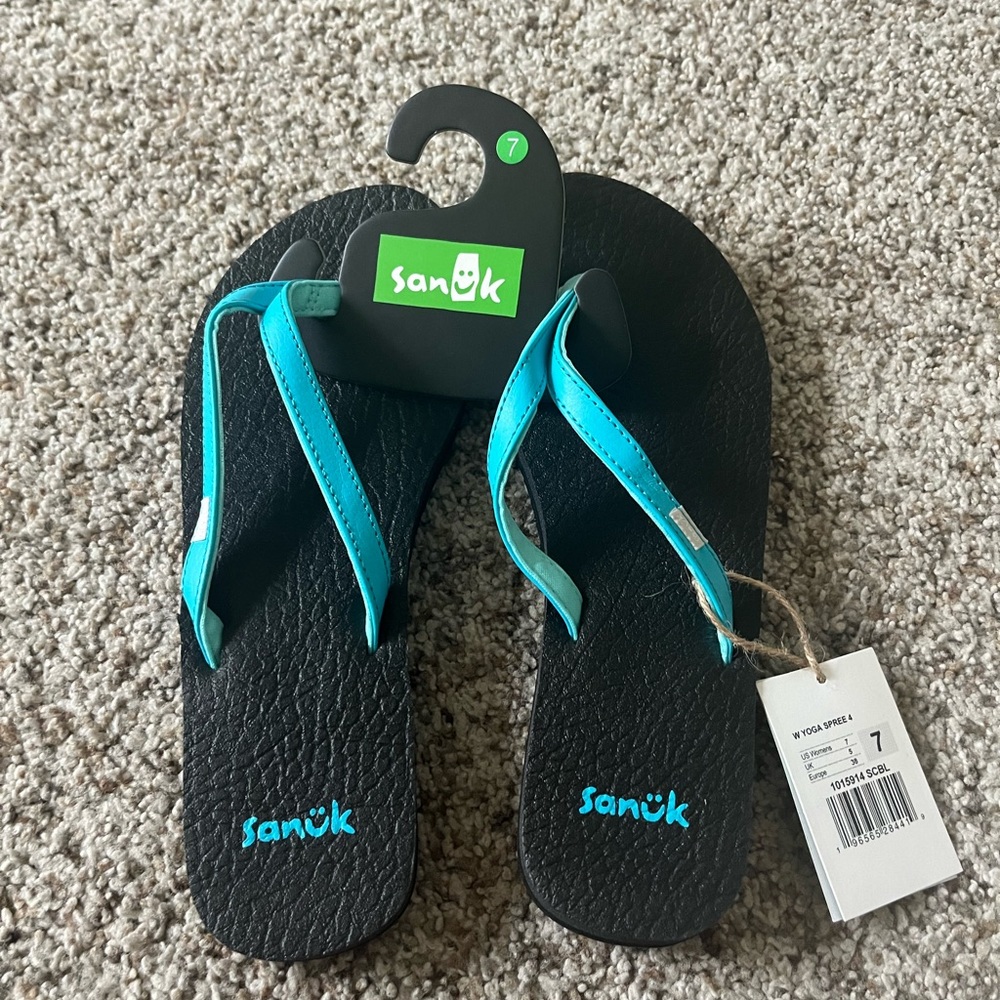 NWT Sanuk flip flops
